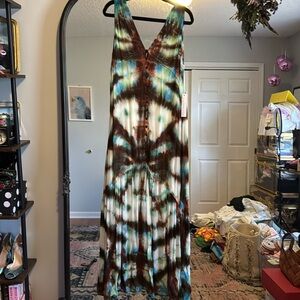 YFB tie die maxi dress Size small
Young Fabulous & Broke Brand